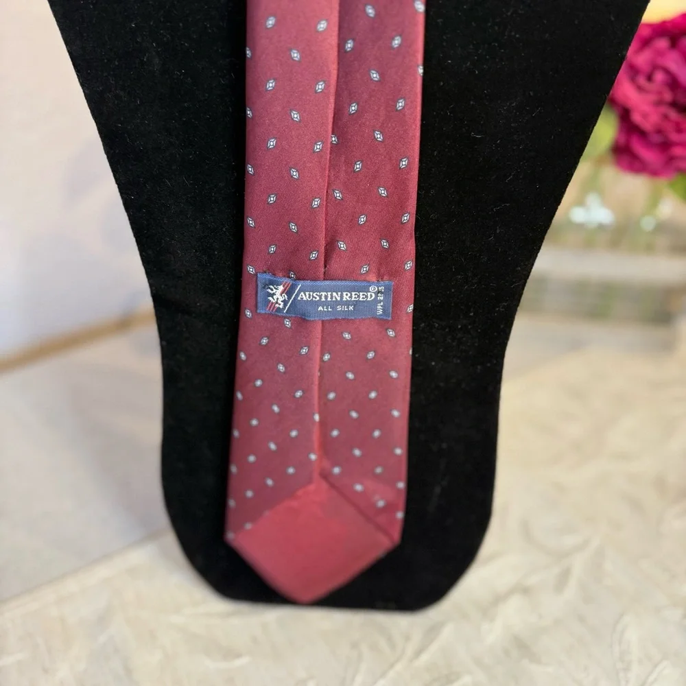 Austin Reed All Silk 1980’s Power Tie. Burgundy foulard pattern. Made in Italy‎